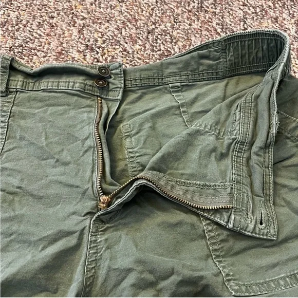 Time and Tru Green Cargo Shorts Relaxed Fit - Picture 3 of 5